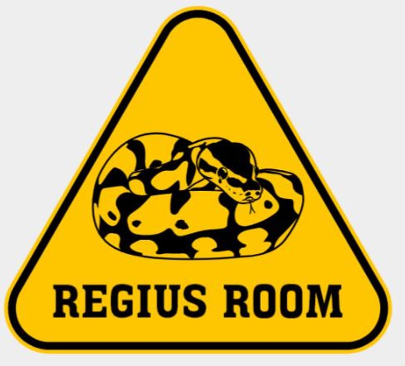 K&ouml;nnte beinhalten: Ein gelbes Warnschild mit schwarzem Rand und einer darin eingerollten schwarzen Schlange. Das Schild tr&auml;gt die Aufschrift "REGIUS ROOM".