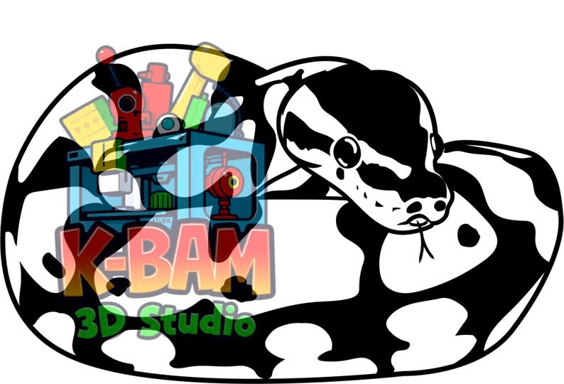 K&ouml;nnte beinhalten: Schwarz-wei&szlig;-Illustration einer Schlange, die sich zusammengerollt hat und mit dem Kopf zum Betrachter zeigt. Die Schlange hat einen schwarz-wei&szlig; gemusterten K&ouml;rper und einen schwarzen Kopf mit einem wei&szlig;en Streifen in der Mitte. Die Schlange befindet sich vor einem Logo mit der Aufschrift "K-BAM 3D Studio".