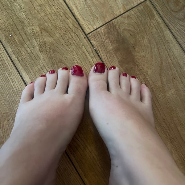 Photos de mes pieds avec vernis rouge