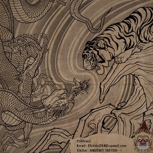 Può includere: Illustrazione in bianco e nero a linee di un drago e una tigre che si fronteggiano. Il drago è sul lato sinistro dell'immagine e la tigre sul lato destro. Il drago ha una lunga coda e artigli affilati. La tigre ha strisce e un'espressione feroce. Lo sfondo è un motivo a spirale.