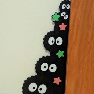 Figura decorativa de esquina para zócalo con diseño de duende de hollín / Fan art de Studio Ghibli / Arte de pared impreso en 3D imagen 4
