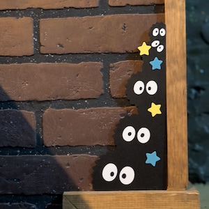 Figura decorativa de esquina para zócalo con diseño de duende de hollín / Fan art de Studio Ghibli / Arte de pared impreso en 3D Left