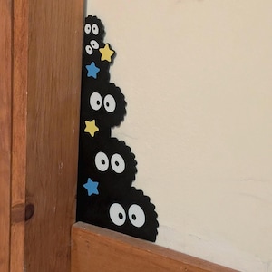Figura decorativa de esquina para zócalo con diseño de duende de hollín / Fan art de Studio Ghibli / Arte de pared impreso en 3D Right
