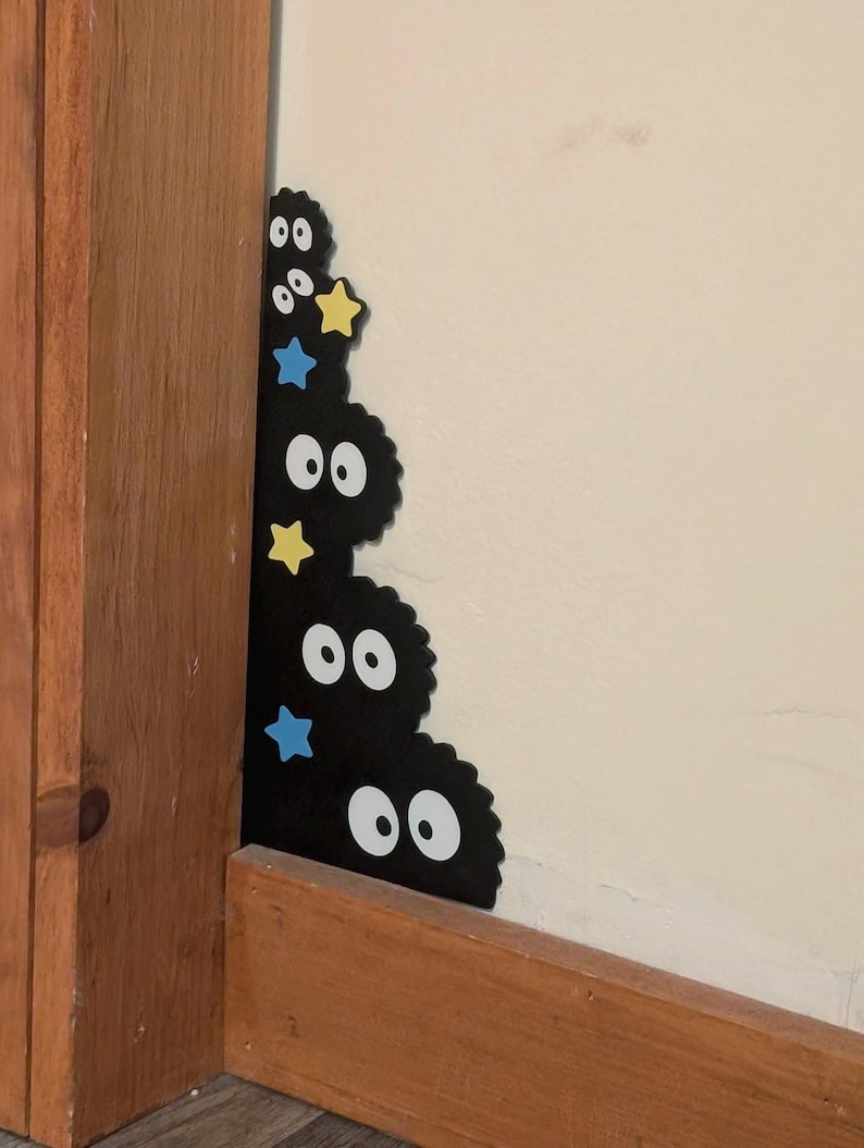 Figura decorativa de esquina para zócalo con diseño de duende de hollín / Fan art de Studio Ghibli / Arte de pared impreso en 3D Right