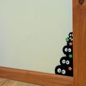 Figura decorativa de esquina para zócalo con diseño de duende de hollín / Fan art de Studio Ghibli / Arte de pared impreso en 3D imagen 5