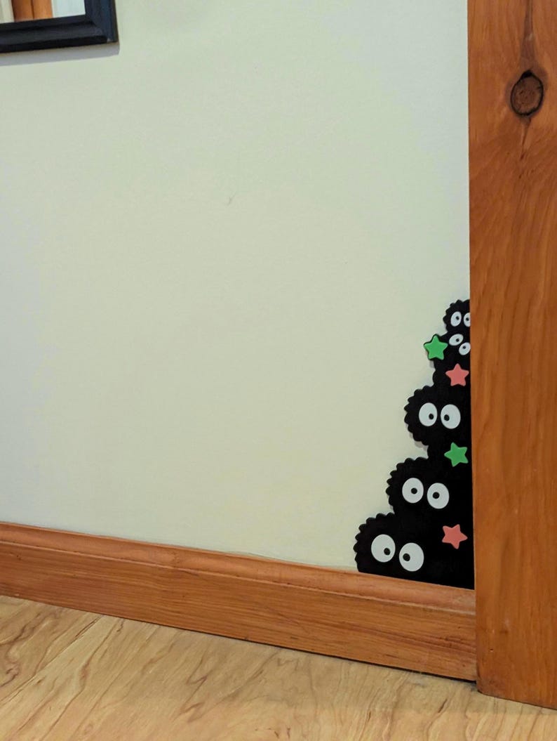 Figura decorativa de esquina para zócalo con diseño de duende de hollín / Fan art de Studio Ghibli / Arte de pared impreso en 3D imagen 5