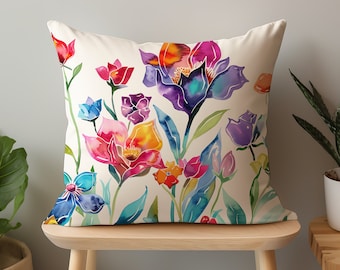 Cojín de pradera de flores silvestres en acuarela: cojín decorativo con diseño floral.