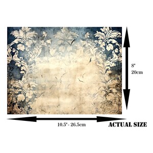 Pu&ograve; includere: Pannello decorativo rettangolare con un'estetica vintage usurata. Il design presenta un'area centrale beige incorniciata da un bordo blu con motivi floreali color crema ornati. Il pannello misura da 26,5 cm a 67,3 cm di larghezza e 20 cm di altezza.