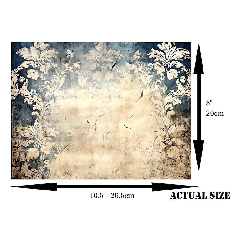 Pu&ograve; includere: Pannello decorativo rettangolare con un'estetica vintage usurata. Il design presenta un'area centrale beige incorniciata da un bordo blu con motivi floreali color crema ornati. Il pannello misura da 26,5 cm a 67,3 cm di larghezza e 20 cm di altezza.