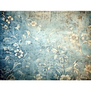 Pu&ograve; includere: Uno sfondo blu invecchiato con tralci e fiori bianchi. Il design ha un aspetto vintage e usurato, con sottili variazioni di consistenza e colore. Gli elementi floreali sono dettagliati ed eleganti.