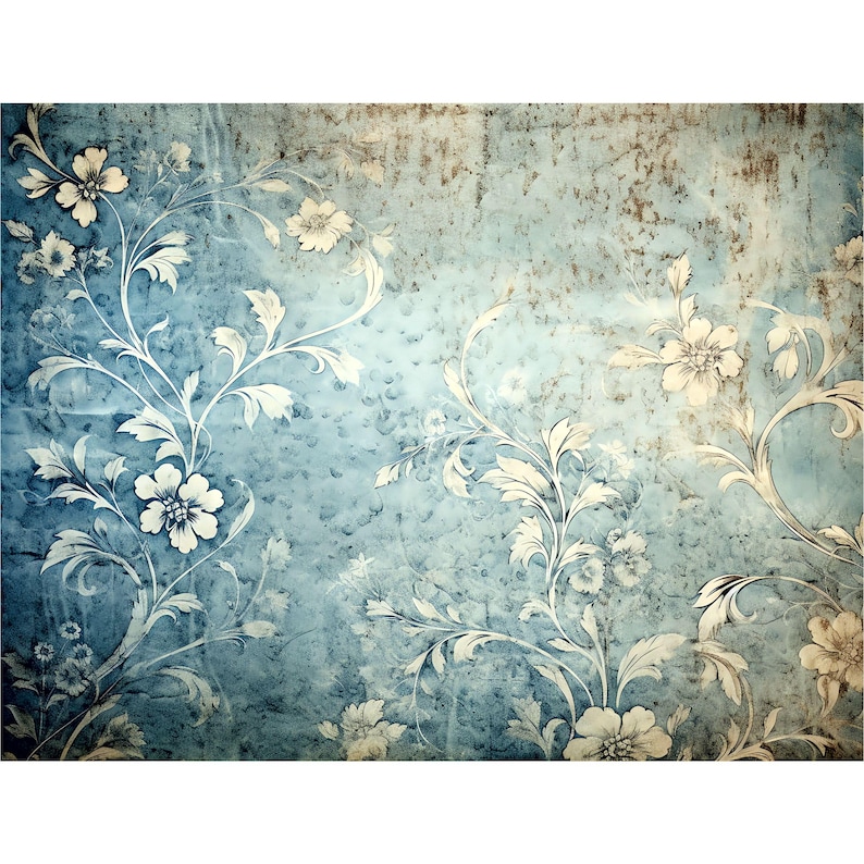 Pu&ograve; includere: Uno sfondo blu invecchiato con tralci e fiori bianchi. Il design ha un aspetto vintage e usurato, con sottili variazioni di consistenza e colore. Gli elementi floreali sono dettagliati ed eleganti.