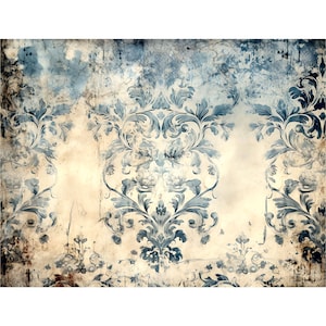 Pu&ograve; includere: Un design di carta da parati invecchiata in stile vintage con un motivo floreale blu sbiadito su uno sfondo color crema. Il design ha un aspetto strutturato e invecchiato con accenti blu scuro e un'estetica grunge.