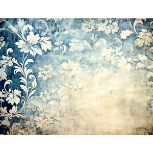 Pu&ograve; includere: Uno sfondo in stile vintage con un aspetto usurato e strutturato. Il design presenta un motivo di elementi floreali bianchi e viticci vorticosi su un gradiente di toni blu e beige, creando un'estetica classica e invecchiata.