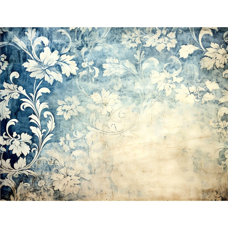 Pu&ograve; includere: Uno sfondo in stile vintage con un aspetto usurato e strutturato. Il design presenta un motivo di elementi floreali bianchi e viticci vorticosi su un gradiente di toni blu e beige, creando un'estetica classica e invecchiata.