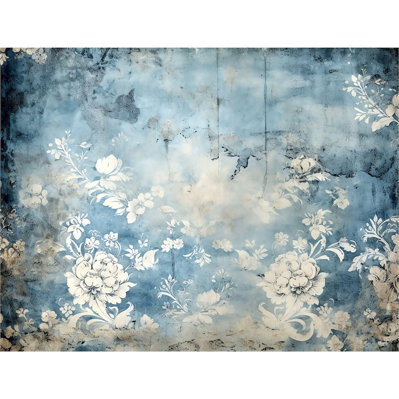 Pu&ograve; includere: Uno sfondo blu invecchiato con motivi floreali bianchi. Il design presenta grandi fiori dettagliati e fiori pi&ugrave; piccoli, creando un aspetto vintage e strutturato. La tavolozza dei colori include sfumature di blu, bianco e accenni di marrone.