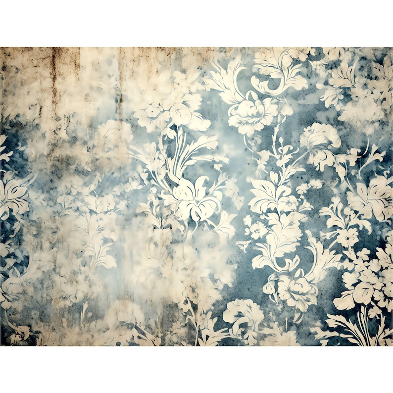 Pu&ograve; includere: Un motivo floreale in stile vintage con un aspetto invecchiato. Il design presenta fiori e foglie bianche su uno sfondo blu e beige, creando un aspetto strutturato e invecchiato. L'estetica generale ricorda la carta da parati antica.