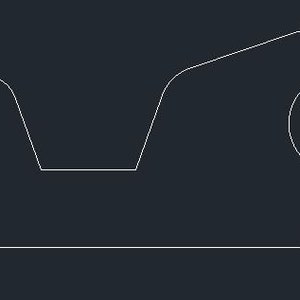 Peut inclure: Un dessin au trait blanc d'un traîneau stylisé sur fond noir. Le design du traîneau présente un avant incurvé, une zone de siège et une section arrière, le tout souligné par un trait blanc continu.