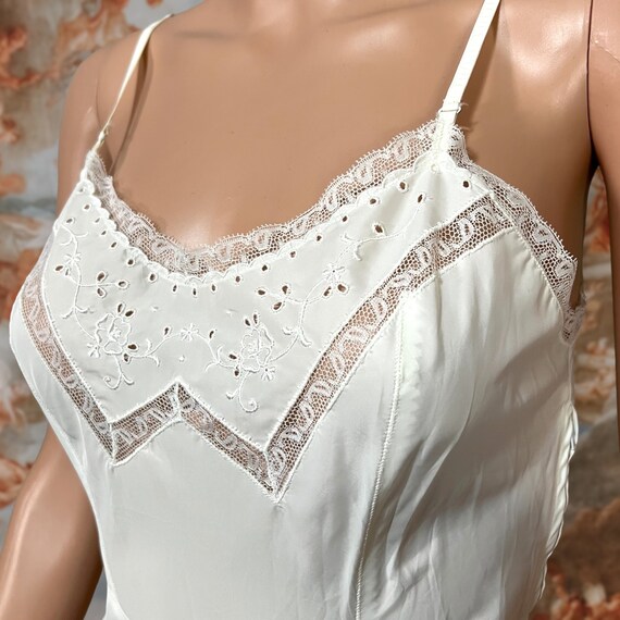 Vintage 50s White Embroidered Eyelet Lace Slip Dr… - image 3