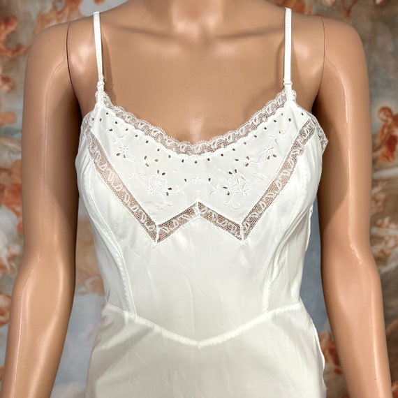 Vintage 50s White Embroidered Eyelet Lace Slip Dr… - image 2