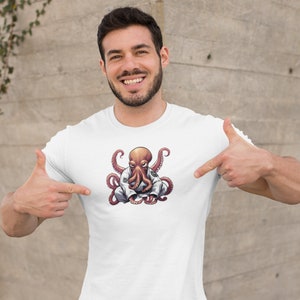 Puede incluir: Camiseta blanca con una ilustración de dibujos animados de un pulpo con un kimono de karate blanco.