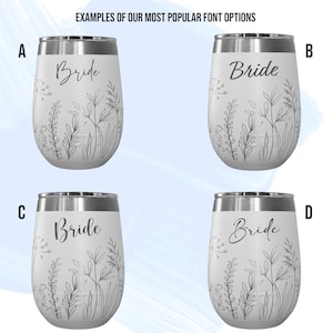 Peut inclure: Gobelets &agrave; vin sans pied blancs avec des bords argent&eacute;s, chacun avec le mot "Bride" dans diff&eacute;rents styles de police. Un dessin au trait floral d&eacute;licat d&eacute;core les gobelets, avec le texte "EXAMPLES OF OUR MOST POPULAR FONT OPTIONS" en haut.