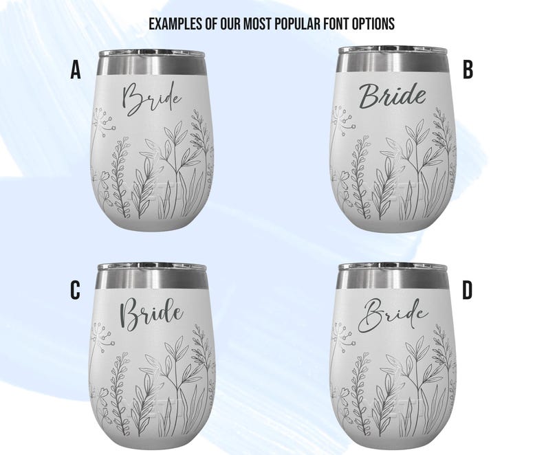 Peut inclure: Gobelets &agrave; vin sans pied blancs avec des bords argent&eacute;s, chacun avec le mot "Bride" dans diff&eacute;rents styles de police. Un dessin au trait floral d&eacute;licat d&eacute;core les gobelets, avec le texte "EXAMPLES OF OUR MOST POPULAR FONT OPTIONS" en haut.
