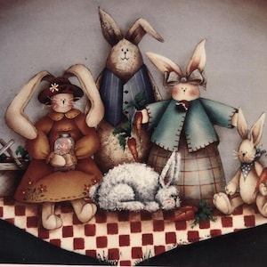 Puede incluir: Un juego de tres tazas de cerámica con un esmalte moteado de color crema. Cada taza presenta un diseño floral pintado a mano en tonos azules, verdes y amarillos. Las tazas tienen una forma simple y redondeada y un asa cómoda.