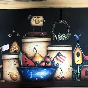 Puede incluir: Una pintura de arte popular con elementos decorativos, incluyendo un conejo, casas para pájaros y un cuenco de fruta sobre un fondo oscuro. Una calabaza en un vagón dice "Bienvenido".