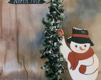 Paquete de patrones de pintura vintage de madera de los años 90: Muñeco de nieve apoyado en un letrero, de Unique Woods