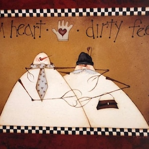 Può includere: Un dipinto stravagante con due figure simili a pupazzi di neve con la scritta "warm heart, dirty feet, cold hands, no sweetheart". Le figure indossano cravatte e cappelli, con un bordo a scacchi in bianco e nero.