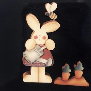 Könnte beinhalten: Rustikales Holzschild mit dem weißen Schriftzug "Welcome to our home". Das Schild hat eine Used-Optik und ein schlichtes, einladendes Design für den Eingangsbereich.