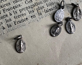 Reservada para Sarah. Una diminuta medalla milagrosa francesa vintage.