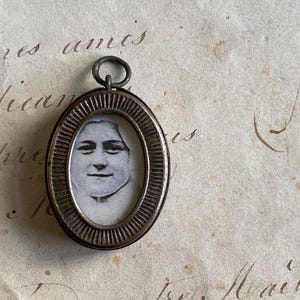 Een vintage Franse reliekschrijn, Louise de Marillac, St. Theresia van Lisieux