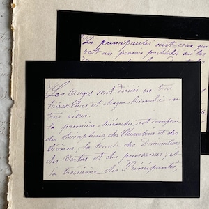 Dos antiguas tarjetas manuscritas en francés sobre ángeles.