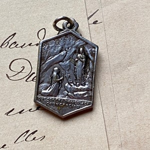 Eine Vintage französische religiöse Medaille, Our Lady, Bernadette, Lourdes