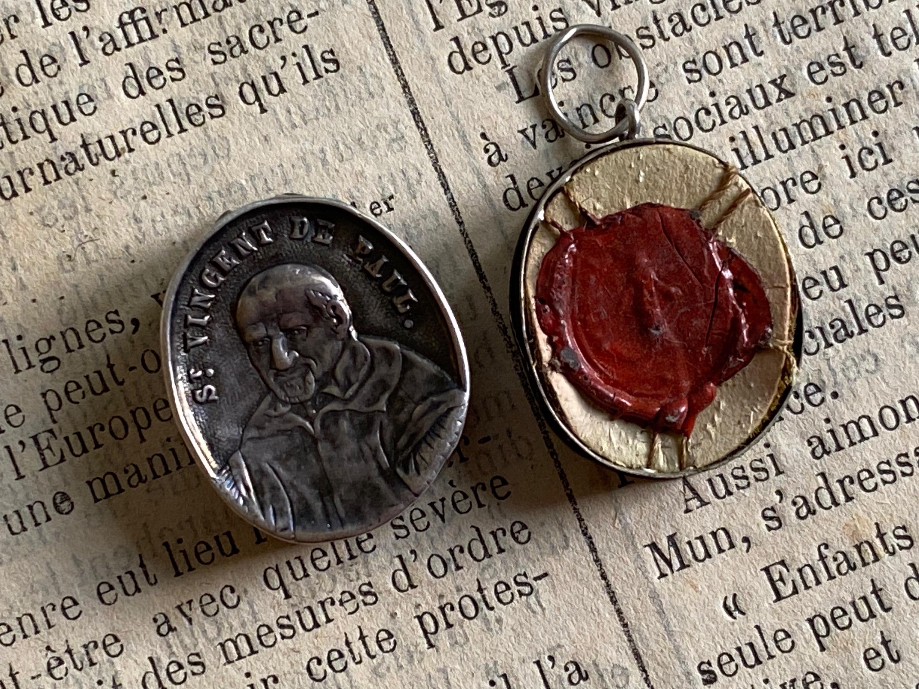 Un antiguo relicario de plata francés de San Vicente de Paúl, reliquia
