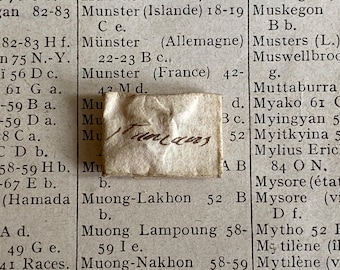 Una pequeña reliquia envuelta en papel de San Amán de Rodez