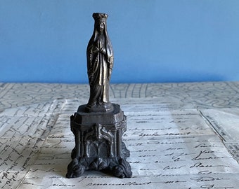 Una estatua francesa antigua de Nuestra Señora, Virgen María