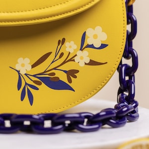 Regalo para ella: bolso bandolera de piel amarilla con diseño floral, correa de piel a juego, cadena para el hombro, bolsa guardapolvo y caja de regalo incluidas