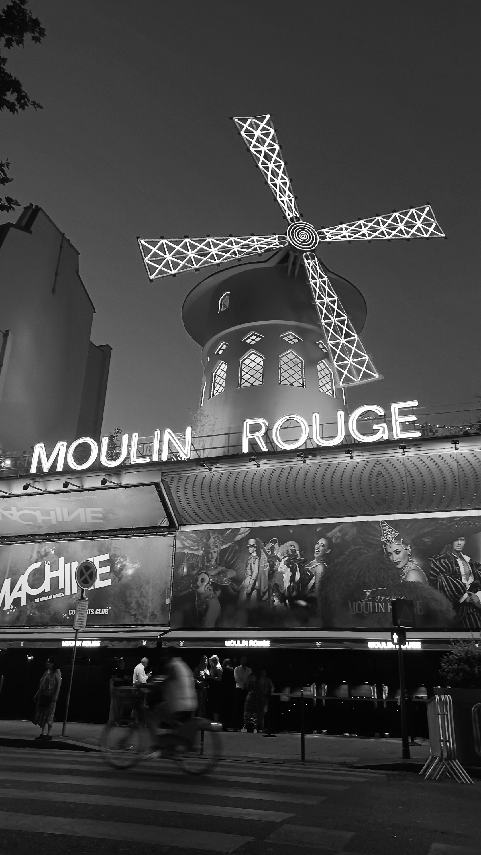 Le Moulin Rouge, Picture, Black and