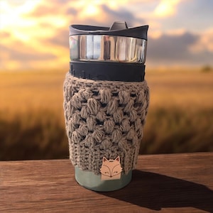 Copritazza da caffè all&#39;uncinetto con etichetta in pelle: custodia riutilizzabile ed ecologica