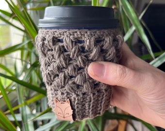 Koffiekop Cosy met leren label | Gehaakte herbruikbare hoes | Koffie Eco-vriendelijke hoes | Perfect cadeau voor koffieliefhebbers