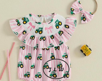Pelele para bebé niña con fruncido, lazo y estampado de tractor, con diadema.