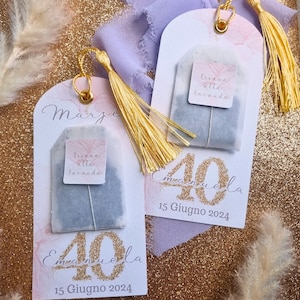 Segnaposto tag segnalibro: tisana alla lavanda, grafica personalizzata e nappina coordinata, per feste, compleanni, lauree.