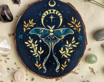 Rodaja de madera con mariposa pintada a mano, arte mural místico, diseño dorado con luna y motivos botánicos, decoración mágica de la naturaleza.