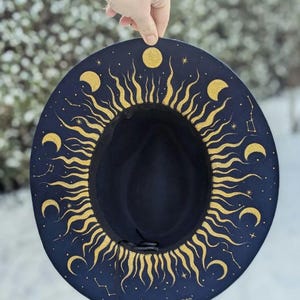 Può includere: Un set di tre tazze in ceramica con finitura opaca e macchiettata. Le tazze sono nei toni del crema, grigio chiaro e grigio scuro. Ogni tazza ha un design semplice e minimalista e un manico arrotondato.