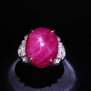 Anello vintage in platino con rubino stellato naturale da 27,49 ct e diamanti da 0,83 ct, peso 20,2 g, misura 7.