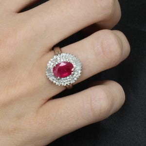 Antiker Platinring mit 1,88 ct natürlichem Rubin und 0,55 ct Diamant-Halo, Größe 6,5