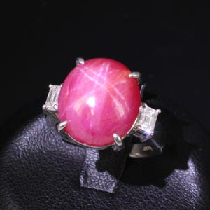 Rarissimo!!! Anello in platino con doppio rubino stellato naturale da 14,26 carati e diamante da 0,38 carati, misura 5,75.