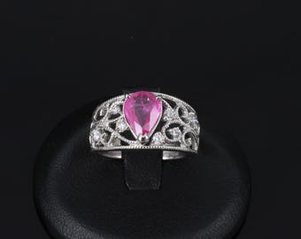 Pierścionek z platyny z rubinem Aigs Birma o masie 1,43 ct i 0,20 ct, z diamentami o masie 7,7 g i rozmiarze 6,25